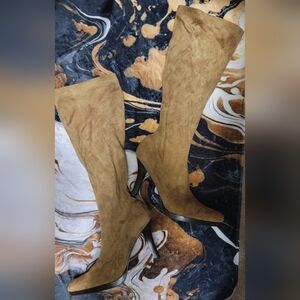 ellemenno Tan Suede Knee-High Pointed-Toe Stiletto Boots